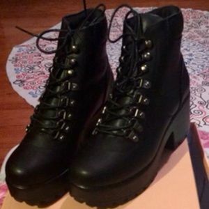 Black Women’s lace up platform boots US 6